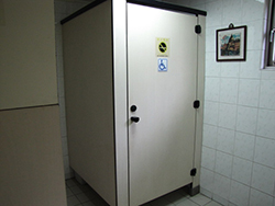 廁所盥洗室：門上無障礙標章